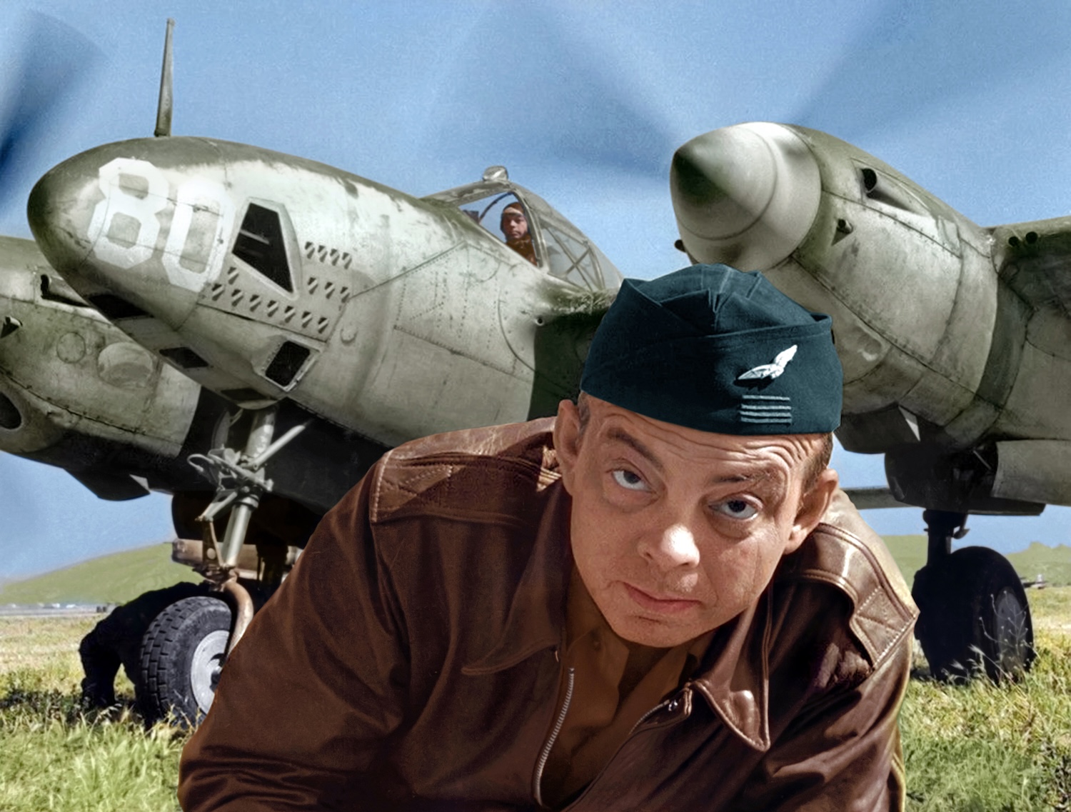 Antoine de Saint-Exupéry in front of a Lockheed Lightning P-38 aircraft.